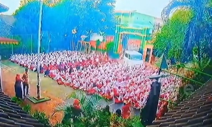 Clip: Ô tô đâm đổ cổng sắt, lao vào sân trường, tông trúng nhiều học sinh đang chào cờ