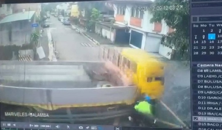 Clip: Xe máy đâm ngang hông xe tải tại ngã tư, 2 người may mắn thoát chết