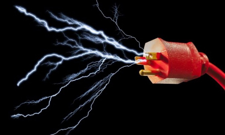 Trèo lên cột điện bắt ong, nam thanh niên tử vong thương tâm