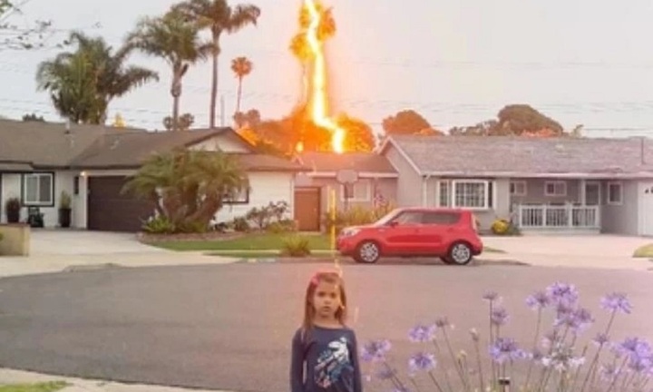 Clip: Sét bất ngờ giáng xuống, bé gái 6 tuổi thoát nạn trong gang tấc