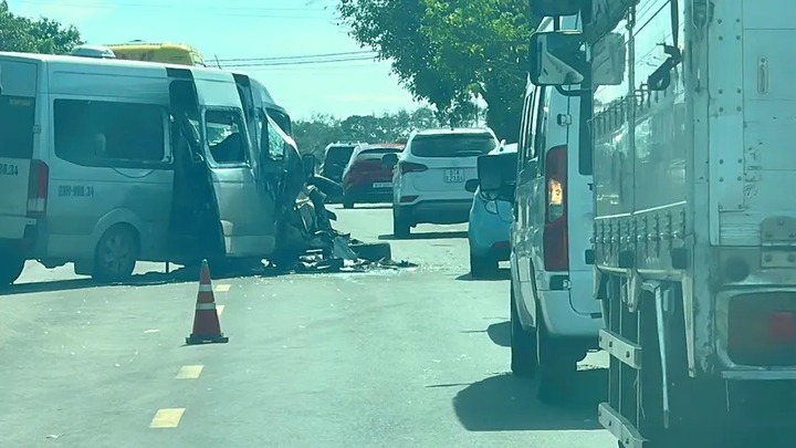 Camera ghi lại cảnh xe khách tông xe đầu kéo đang dừng trên quốc lộ 14, 2 người bị thương