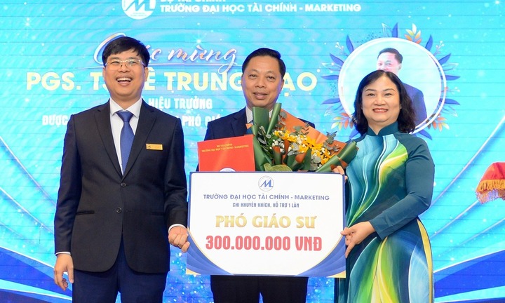Một trường đại học “thưởng nóng