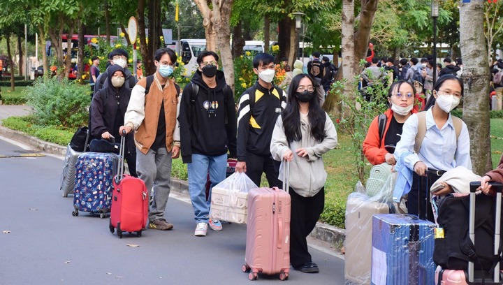 Nhiều trường đại học cho nghỉ Tết cả tháng, sinh viên năm nhất lo lắng khó lấy lại tinh thần học