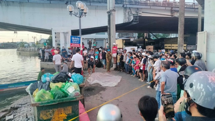 Phát hiện thi thể nam giới không mặc áo, trôi trên sông ở Cà Mau
