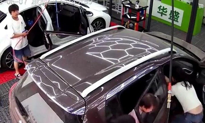 Clip: Bé gái bất ngờ bị kẹt cổ vào cửa kính ô tô và giây phút giải cứu