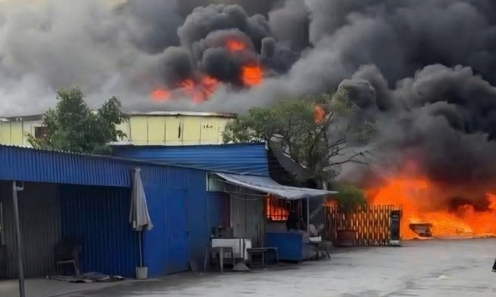 Clip: Cháy dữ dội ở xưởng giày da tại Hải Phòng, khói đen cuồn cuộn bốc cao