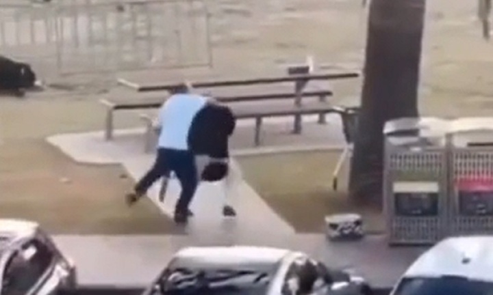 Người đàn ông dũng cảm lao đến tước vũ khí của nghi phạm xả súng trên bãi biển ở Australia