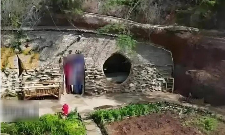 Bỏ việc lương cao, kỹ sư 35 tuổi về hang đá sống ẩn dật để