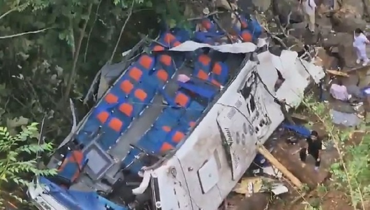 Clip hiện trường xe buýt chở học sinh rơi xuống vực, nhiều người thiệt mạng