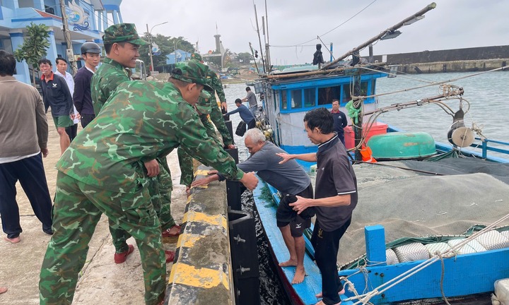 Quảng Trị: Tàu cá bị sóng đánh chìm trên biển, 6 ngư dân kịp thời được cứu sống