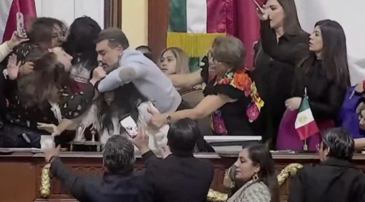 Clip: Các nữ nghị sĩ Mexico túm tóc, đánh nhau ngay tại nghị trường trên sóng trực tiếp