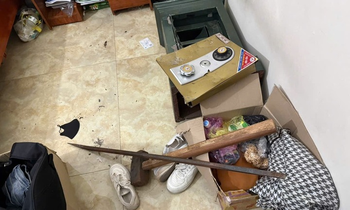 Tin lời kẻ giả danh công an, cô gái 20 tuổi phá két sắt, trốn vào nhà nghỉ