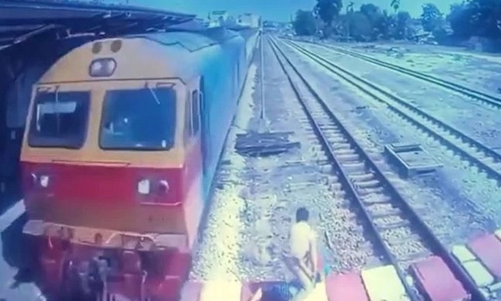 Trưởng ga nhanh như chớp cứu cụ bà khiếm thính thoát nạn trong gang tấc khi tàu hỏa đang lao tới