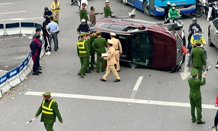 Điều tra vụ ô tô Santa Fe lật nghiêng giữa Ngã Tư Sở sau cú va chạm
