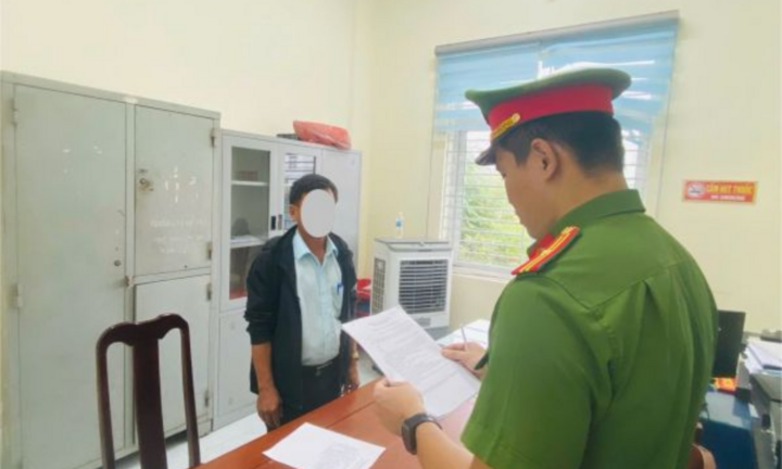 Khởi tố, bắt tạm giam người đàn ông dùng gạch ném vào đầu bé trai 12 tuổi