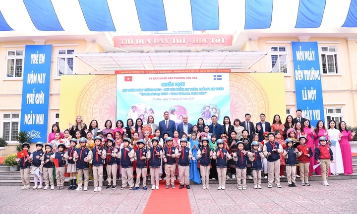 Thụy Điển trao tặng 400 mũ bảo hiểm cho học sinh trường Tiểu học Trung Yên 