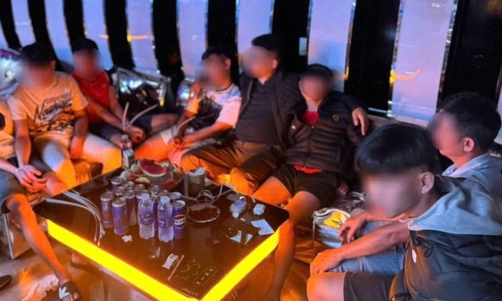 Bắt quả tang 7 nam thanh niên