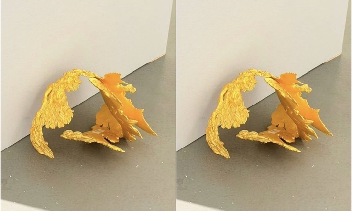 Clip: Bé trai làm rơi vương miện trị giá 8,4 tỷ đồng, bố mẹ