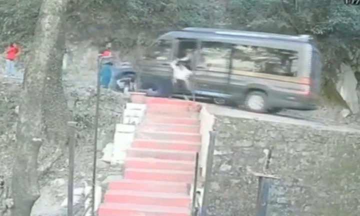 Clip: Ô tô lăn ngược xuống dốc, hành khách trên xe hoảng loạn