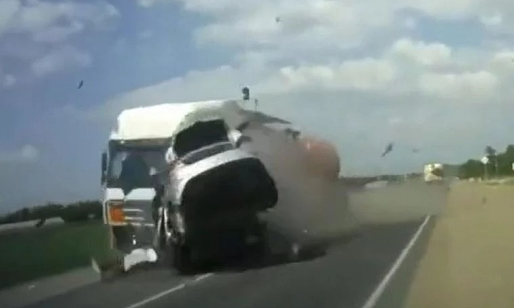 Clip: Ô tô con bất ngờ mất lái, lao sang làn đường ngược chiều, tông trực diện xe bồn