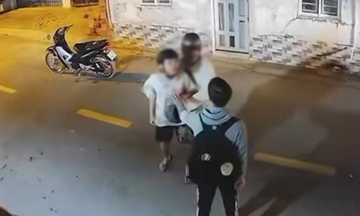Xác minh clip nam sinh bị hai người đi xe máy đánh tới tấp giữa đường ở TP.HCM