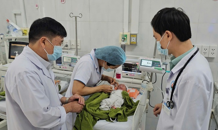 Bé gái sơ sinh bị vùi trong vườn cao su được nhận nuôi