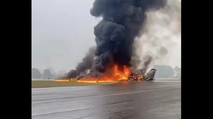 Clip: Kinh hoàng máy bay Mỹ bất ngờ lao xuống đất rồi phát nổ, toàn bộ hành khách thiệt mạng
