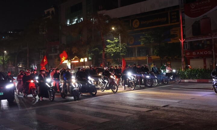 Vui chiến thắng,  người dân Thủ đô không quên chấp hành an toàn giao thông