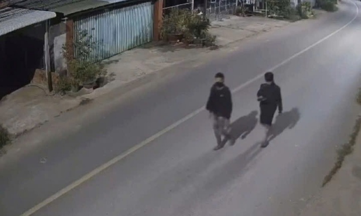 Nghi bị lừa đưa sang Campuchia, 2 nam thanh niên mở cửa ôtô bỏ chạy trong đêm