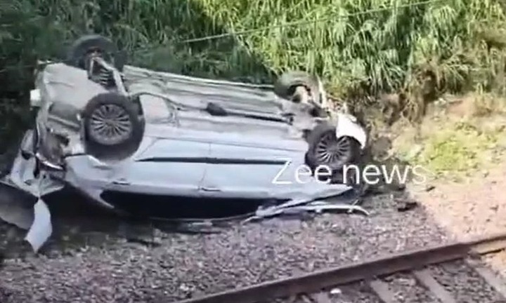 Ô tô mất lái đâm trúng xe máy, xuyên qua lan can cầu vượt, rơi thẳng xuống đường ray