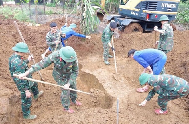 Phát hiện 4 hài cốt liệt sĩ cùng nhiều dị vật trong vườn nhà dân ở Quảng Trị