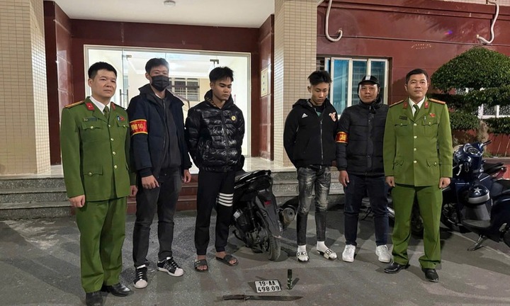 Phát hiện 2 nam thanh niên từ Phú Thọ rủ nhau xuống Hà Nội chơi, mang kiếm và bình xịt hơi cay để “phòng thân” 