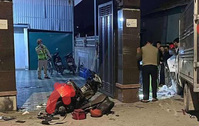 Hiện trường vụ xe máy chở 3 tông trực diện xe tải, 1 thiếu niên tử vong