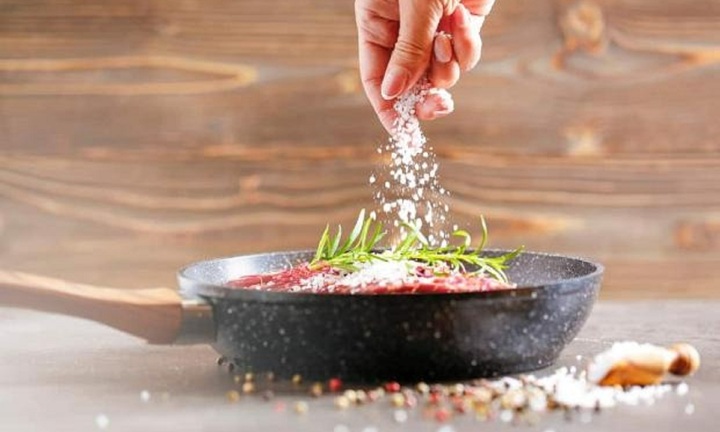 5 thói quen âm thầm làm huyết áp tăng cao