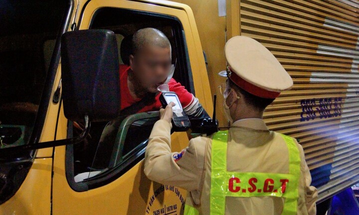 CSGT toàn quốc xử lý hơn 2.300 trường hợp vi phạm nồng độ cồn ngày 21/12