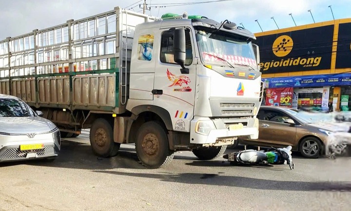 Tin tức tai nạn giao thông mới nhất ngày 23/12: Ô tô tải va chạm xe máy, một phụ nữ tử vong