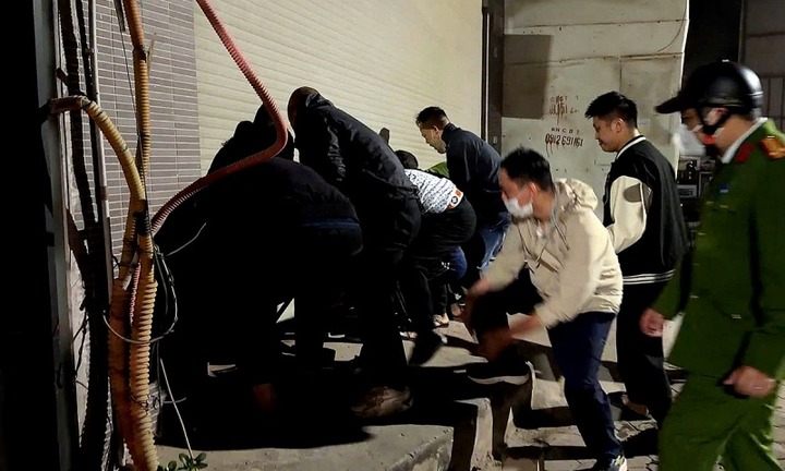 Hà Hội: Phá cửa cuốn cứu 4 người mắc kẹt trong nhà sát chợ bị cháy