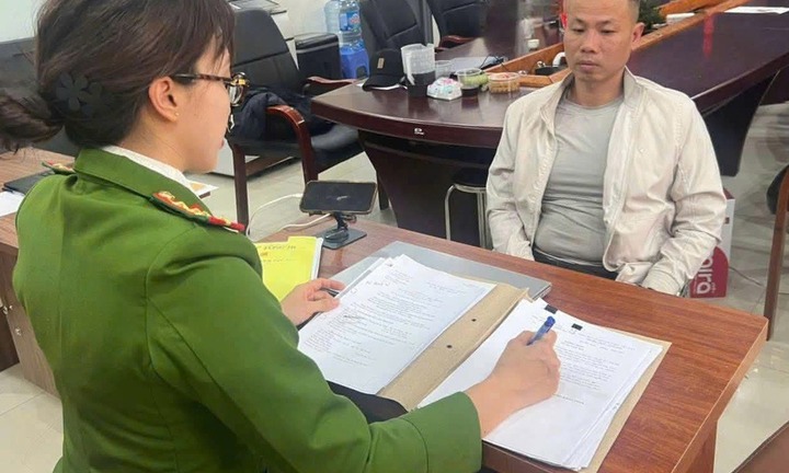 Vụ ô tô con lật nghiêng ở Ngã Tư Sở, tài xế có biểu hiện lạ: Tạm giữ hình sự Doãn Việt Cường