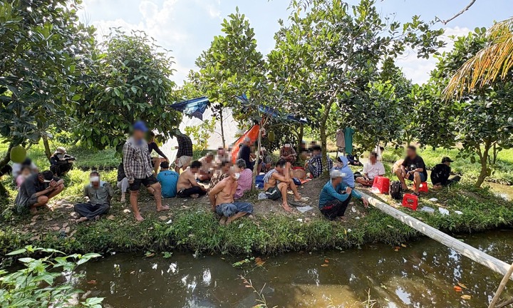 Bắt quả tang 22 người làm