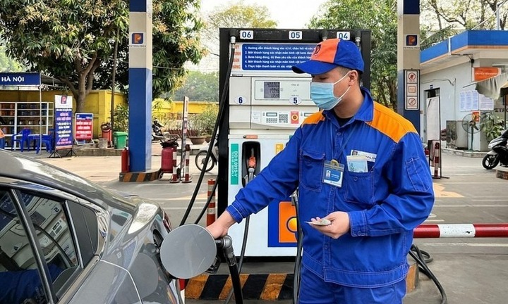 Giá xăng dầu tiếp tục giảm từ 15h chiều nay (25/12)
