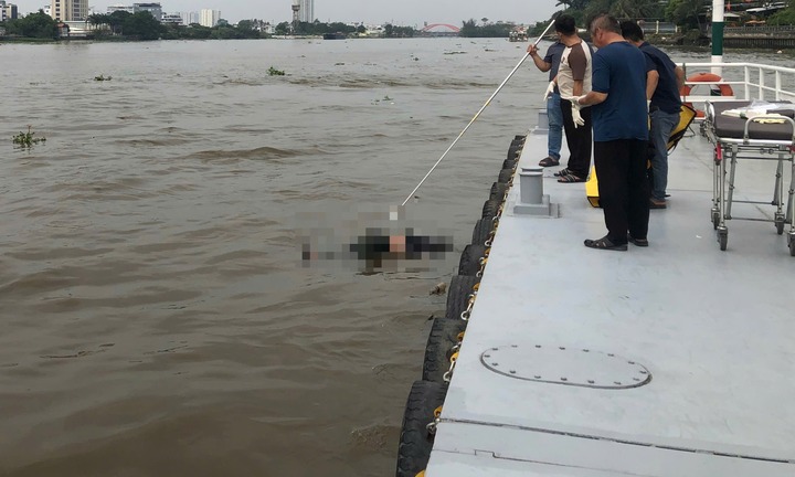Phát hiện thi thể nam giới tóc bạc, tay đeo nhẫn trôi sông Sài Gòn