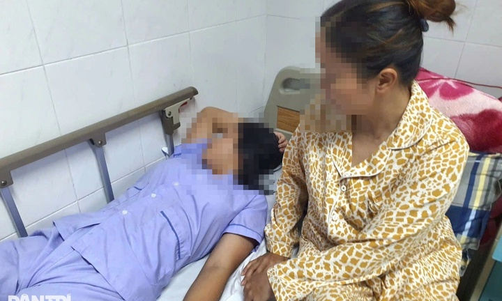 Vụ nữ sinh lớp 8 bị đánh hội đồng ở Đà Nẵng: Người mẹ chết lặng khi loạt người thân gửi clip
