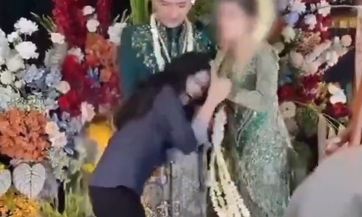 Clip: Bạn gái cũ có hành động không phù hợp với chú rể tại lễ cưới, cô dâu tức giận