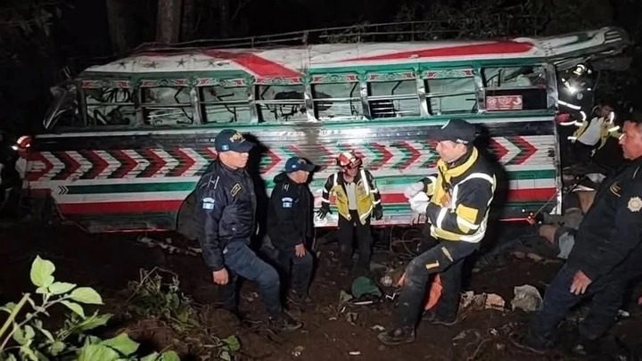 Hiện trường vụ xe buýt lao xuống khe núi, ít nhất 15 người tử vong thương tâm ở Guatemala