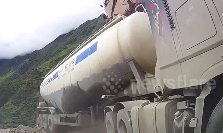 Clip: Bị đá lở rơi trúng, xe bồn bị tách làm đôi, rơi xuống vực sâu