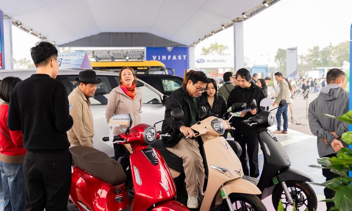 Lái thử xe máy điện VinFast tại Vietnam Mobility Show 2025, khách hàng muốn “chốt đơn” xe điện, bỏ ngay xe xăng