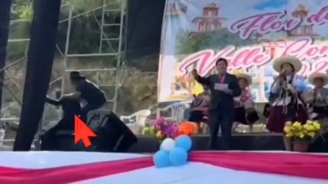 Clip: Nam MC bất ngờ bị điện giật, tử vong thương tâm ngay trên sân khấu
