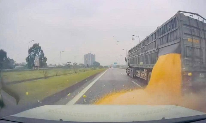 Xử lý trường hợp làm rơi vãi hàng hoá trên cao tốc Hà Nội - Thái Nguyên