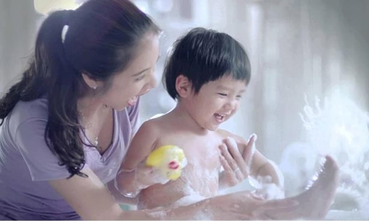Đâu là thời điểm cha mẹ nên ngừng việc tắm cho con?