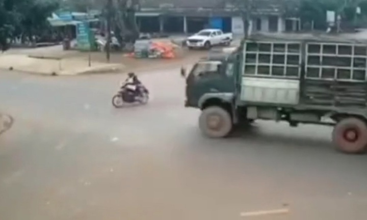 Clip: Xe tải va chạm xe máy chở 3 người rồi lao vào nhà dân ven đường, một người tử vong thương tâm ở Quảng Trị